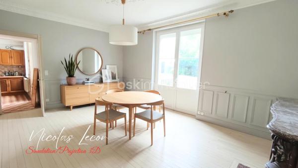 Découvrez cette charmante maison de maître aux volumes généreux, offrant environ 210 m² habitables répartis sur trois niveaux, au cœur d'un environnement calme et verdoyant.

Dès l'entrée, vous serez séduits par les beaux volumes et le cachet préservé de la propriété : moulures, pièces lumineuses et circulation fluide.

Le rez-de-chaussée se compose d'une vaste entrée, d'un salon élégant, d'une salle à manger conviviale ouverte sur le jardin grâce à de larges ouvertures vitrées, ainsi que d'une cuisine aménagée et équipée.

Une seconde partie communicante complète ce niveau et offre de nombreuses possibilités : logement indépendant, activité libérale, accueil familial ou projet locatif. Elle comprend notamment une chambre, une salle de bains avec WC Hudson, un second wc indépendant, deux entrées indépendantes, coin débarras et un espace chaufferie.

À l'étage, vous trouverez plusieurs espaces nuit comprenant trois chambres dont deux suites parentale avec point d'eau privatif, un bureau ainsi qu'une salle d'eau récente avec WC.

Le dernier niveau accueille deux chambres supplémentaires et un WC avec lave-mains.

À l'extérieur, le terrain clos et arboré d'environ 2 700 m² constitue un véritable havre de paix. Vous profiterez d'un verger, de vignes, de kiwis et bien d'autres, d'un puits fonctionnel ainsi que d'un espace piscinable.

Les dépendances viennent compléter l'ensemble avec :

- Une grande dépendance servant actuellement de garage avec mezzanine de stockage 
- Un abri pour camping-car 
- Un carport 
- Deux caves

Côté prestations :

- Pompe à chaleur air/eau installée en 2023 sous contrat d'entretien 
- Ballon thermodynamique 
- Double vitrage PVC 
- Électricité entièrement refaite en 2026
- Tout-à-l'égout

Une propriété pleine de charme, parfaitement entretenue, offrant de multiples possibilités d'aménagement : grande maison familiale, projet intergénérationnel, activité professionnelle ou investissement locatif.
