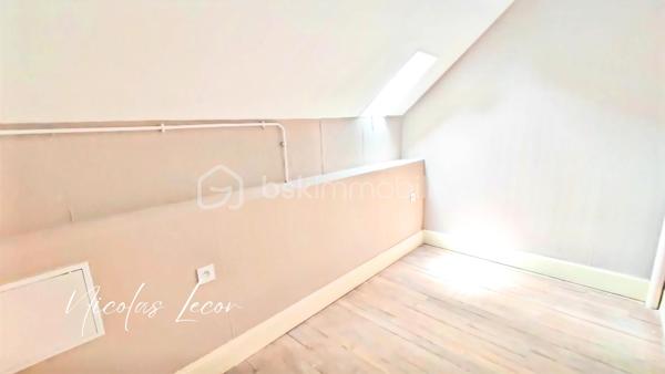 Découvrez cette charmante maison de maître aux volumes généreux, offrant environ 210 m² habitables répartis sur trois niveaux, au cœur d'un environnement calme et verdoyant.

Dès l'entrée, vous serez séduits par les beaux volumes et le cachet préservé de la propriété : moulures, pièces lumineuses et circulation fluide.

Le rez-de-chaussée se compose d'une vaste entrée, d'un salon élégant, d'une salle à manger conviviale ouverte sur le jardin grâce à de larges ouvertures vitrées, ainsi que d'une cuisine aménagée et équipée.

Une seconde partie communicante complète ce niveau et offre de nombreuses possibilités : logement indépendant, activité libérale, accueil familial ou projet locatif. Elle comprend notamment une chambre, une salle de bains avec WC Hudson, un second wc indépendant, deux entrées indépendantes, coin débarras et un espace chaufferie.

À l'étage, vous trouverez plusieurs espaces nuit comprenant trois chambres dont deux suites parentale avec point d'eau privatif, un bureau ainsi qu'une salle d'eau récente avec WC.

Le dernier niveau accueille deux chambres supplémentaires et un WC avec lave-mains.

À l'extérieur, le terrain clos et arboré d'environ 2 700 m² constitue un véritable havre de paix. Vous profiterez d'un verger, de vignes, de kiwis et bien d'autres, d'un puits fonctionnel ainsi que d'un espace piscinable.

Les dépendances viennent compléter l'ensemble avec :

- Une grande dépendance servant actuellement de garage avec mezzanine de stockage 
- Un abri pour camping-car 
- Un carport 
- Deux caves

Côté prestations :

- Pompe à chaleur air/eau installée en 2023 sous contrat d'entretien 
- Ballon thermodynamique 
- Double vitrage PVC 
- Électricité entièrement refaite en 2026
- Tout-à-l'égout

Une propriété pleine de charme, parfaitement entretenue, offrant de multiples possibilités d'aménagement : grande maison familiale, projet intergénérationnel, activité professionnelle ou investissement locatif.