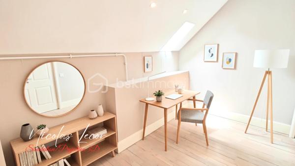 Découvrez cette charmante maison de maître aux volumes généreux, offrant environ 210 m² habitables répartis sur trois niveaux, au cœur d'un environnement calme et verdoyant.

Dès l'entrée, vous serez séduits par les beaux volumes et le cachet préservé de la propriété : moulures, pièces lumineuses et circulation fluide.

Le rez-de-chaussée se compose d'une vaste entrée, d'un salon élégant, d'une salle à manger conviviale ouverte sur le jardin grâce à de larges ouvertures vitrées, ainsi que d'une cuisine aménagée et équipée.

Une seconde partie communicante complète ce niveau et offre de nombreuses possibilités : logement indépendant, activité libérale, accueil familial ou projet locatif. Elle comprend notamment une chambre, une salle de bains avec WC Hudson, un second wc indépendant, deux entrées indépendantes, coin débarras et un espace chaufferie.

À l'étage, vous trouverez plusieurs espaces nuit comprenant trois chambres dont deux suites parentale avec point d'eau privatif, un bureau ainsi qu'une salle d'eau récente avec WC.

Le dernier niveau accueille deux chambres supplémentaires et un WC avec lave-mains.

À l'extérieur, le terrain clos et arboré d'environ 2 700 m² constitue un véritable havre de paix. Vous profiterez d'un verger, de vignes, de kiwis et bien d'autres, d'un puits fonctionnel ainsi que d'un espace piscinable.

Les dépendances viennent compléter l'ensemble avec :

- Une grande dépendance servant actuellement de garage avec mezzanine de stockage 
- Un abri pour camping-car 
- Un carport 
- Deux caves

Côté prestations :

- Pompe à chaleur air/eau installée en 2023 sous contrat d'entretien 
- Ballon thermodynamique 
- Double vitrage PVC 
- Électricité entièrement refaite en 2026
- Tout-à-l'égout

Une propriété pleine de charme, parfaitement entretenue, offrant de multiples possibilités d'aménagement : grande maison familiale, projet intergénérationnel, activité professionnelle ou investissement locatif.