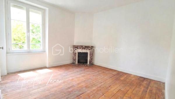 Découvrez cette charmante maison de maître aux volumes généreux, offrant environ 210 m² habitables répartis sur trois niveaux, au cœur d'un environnement calme et verdoyant.

Dès l'entrée, vous serez séduits par les beaux volumes et le cachet préservé de la propriété : moulures, pièces lumineuses et circulation fluide.

Le rez-de-chaussée se compose d'une vaste entrée, d'un salon élégant, d'une salle à manger conviviale ouverte sur le jardin grâce à de larges ouvertures vitrées, ainsi que d'une cuisine aménagée et équipée.

Une seconde partie communicante complète ce niveau et offre de nombreuses possibilités : logement indépendant, activité libérale, accueil familial ou projet locatif. Elle comprend notamment une chambre, une salle de bains avec WC Hudson, un second wc indépendant, deux entrées indépendantes, coin débarras et un espace chaufferie.

À l'étage, vous trouverez plusieurs espaces nuit comprenant trois chambres dont deux suites parentale avec point d'eau privatif, un bureau ainsi qu'une salle d'eau récente avec WC.

Le dernier niveau accueille deux chambres supplémentaires et un WC avec lave-mains.

À l'extérieur, le terrain clos et arboré d'environ 2 700 m² constitue un véritable havre de paix. Vous profiterez d'un verger, de vignes, de kiwis et bien d'autres, d'un puits fonctionnel ainsi que d'un espace piscinable.

Les dépendances viennent compléter l'ensemble avec :

- Une grande dépendance servant actuellement de garage avec mezzanine de stockage 
- Un abri pour camping-car 
- Un carport 
- Deux caves

Côté prestations :

- Pompe à chaleur air/eau installée en 2023 sous contrat d'entretien 
- Ballon thermodynamique 
- Double vitrage PVC 
- Électricité entièrement refaite en 2026
- Tout-à-l'égout

Une propriété pleine de charme, parfaitement entretenue, offrant de multiples possibilités d'aménagement : grande maison familiale, projet intergénérationnel, activité professionnelle ou investissement locatif.