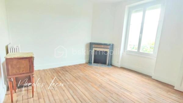 Découvrez cette charmante maison de maître aux volumes généreux, offrant environ 210 m² habitables répartis sur trois niveaux, au cœur d'un environnement calme et verdoyant.

Dès l'entrée, vous serez séduits par les beaux volumes et le cachet préservé de la propriété : moulures, pièces lumineuses et circulation fluide.

Le rez-de-chaussée se compose d'une vaste entrée, d'un salon élégant, d'une salle à manger conviviale ouverte sur le jardin grâce à de larges ouvertures vitrées, ainsi que d'une cuisine aménagée et équipée.

Une seconde partie communicante complète ce niveau et offre de nombreuses possibilités : logement indépendant, activité libérale, accueil familial ou projet locatif. Elle comprend notamment une chambre, une salle de bains avec WC Hudson, un second wc indépendant, deux entrées indépendantes, coin débarras et un espace chaufferie.

À l'étage, vous trouverez plusieurs espaces nuit comprenant trois chambres dont deux suites parentale avec point d'eau privatif, un bureau ainsi qu'une salle d'eau récente avec WC.

Le dernier niveau accueille deux chambres supplémentaires et un WC avec lave-mains.

À l'extérieur, le terrain clos et arboré d'environ 2 700 m² constitue un véritable havre de paix. Vous profiterez d'un verger, de vignes, de kiwis et bien d'autres, d'un puits fonctionnel ainsi que d'un espace piscinable.

Les dépendances viennent compléter l'ensemble avec :

- Une grande dépendance servant actuellement de garage avec mezzanine de stockage 
- Un abri pour camping-car 
- Un carport 
- Deux caves

Côté prestations :

- Pompe à chaleur air/eau installée en 2023 sous contrat d'entretien 
- Ballon thermodynamique 
- Double vitrage PVC 
- Électricité entièrement refaite en 2026
- Tout-à-l'égout

Une propriété pleine de charme, parfaitement entretenue, offrant de multiples possibilités d'aménagement : grande maison familiale, projet intergénérationnel, activité professionnelle ou investissement locatif.