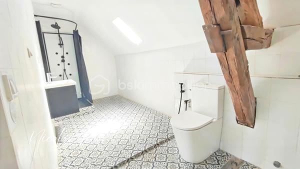 Découvrez cette charmante maison de maître aux volumes généreux, offrant environ 210 m² habitables répartis sur trois niveaux, au cœur d'un environnement calme et verdoyant.

Dès l'entrée, vous serez séduits par les beaux volumes et le cachet préservé de la propriété : moulures, pièces lumineuses et circulation fluide.

Le rez-de-chaussée se compose d'une vaste entrée, d'un salon élégant, d'une salle à manger conviviale ouverte sur le jardin grâce à de larges ouvertures vitrées, ainsi que d'une cuisine aménagée et équipée.

Une seconde partie communicante complète ce niveau et offre de nombreuses possibilités : logement indépendant, activité libérale, accueil familial ou projet locatif. Elle comprend notamment une chambre, une salle de bains avec WC Hudson, un second wc indépendant, deux entrées indépendantes, coin débarras et un espace chaufferie.

À l'étage, vous trouverez plusieurs espaces nuit comprenant trois chambres dont deux suites parentale avec point d'eau privatif, un bureau ainsi qu'une salle d'eau récente avec WC.

Le dernier niveau accueille deux chambres supplémentaires et un WC avec lave-mains.

À l'extérieur, le terrain clos et arboré d'environ 2 700 m² constitue un véritable havre de paix. Vous profiterez d'un verger, de vignes, de kiwis et bien d'autres, d'un puits fonctionnel ainsi que d'un espace piscinable.

Les dépendances viennent compléter l'ensemble avec :

- Une grande dépendance servant actuellement de garage avec mezzanine de stockage 
- Un abri pour camping-car 
- Un carport 
- Deux caves

Côté prestations :

- Pompe à chaleur air/eau installée en 2023 sous contrat d'entretien 
- Ballon thermodynamique 
- Double vitrage PVC 
- Électricité entièrement refaite en 2026
- Tout-à-l'égout

Une propriété pleine de charme, parfaitement entretenue, offrant de multiples possibilités d'aménagement : grande maison familiale, projet intergénérationnel, activité professionnelle ou investissement locatif.
