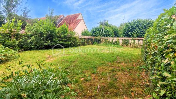 Découvrez cette charmante maison de maître aux volumes généreux, offrant environ 210 m² habitables répartis sur trois niveaux, au cœur d'un environnement calme et verdoyant.

Dès l'entrée, vous serez séduits par les beaux volumes et le cachet préservé de la propriété : moulures, pièces lumineuses et circulation fluide.

Le rez-de-chaussée se compose d'une vaste entrée, d'un salon élégant, d'une salle à manger conviviale ouverte sur le jardin grâce à de larges ouvertures vitrées, ainsi que d'une cuisine aménagée et équipée.

Une seconde partie communicante complète ce niveau et offre de nombreuses possibilités : logement indépendant, activité libérale, accueil familial ou projet locatif. Elle comprend notamment une chambre, une salle de bains avec WC Hudson, un second wc indépendant, deux entrées indépendantes, coin débarras et un espace chaufferie.

À l'étage, vous trouverez plusieurs espaces nuit comprenant trois chambres dont deux suites parentale avec point d'eau privatif, un bureau ainsi qu'une salle d'eau récente avec WC.

Le dernier niveau accueille deux chambres supplémentaires et un WC avec lave-mains.

À l'extérieur, le terrain clos et arboré d'environ 2 700 m² constitue un véritable havre de paix. Vous profiterez d'un verger, de vignes, de kiwis et bien d'autres, d'un puits fonctionnel ainsi que d'un espace piscinable.

Les dépendances viennent compléter l'ensemble avec :

- Une grande dépendance servant actuellement de garage avec mezzanine de stockage 
- Un abri pour camping-car 
- Un carport 
- Deux caves

Côté prestations :

- Pompe à chaleur air/eau installée en 2023 sous contrat d'entretien 
- Ballon thermodynamique 
- Double vitrage PVC 
- Électricité entièrement refaite en 2026
- Tout-à-l'égout

Une propriété pleine de charme, parfaitement entretenue, offrant de multiples possibilités d'aménagement : grande maison familiale, projet intergénérationnel, activité professionnelle ou investissement locatif.