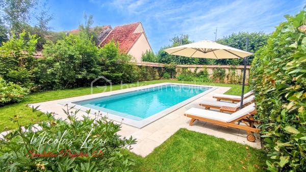 Découvrez cette charmante maison de maître aux volumes généreux, offrant environ 210 m² habitables répartis sur trois niveaux, au cœur d'un environnement calme et verdoyant.

Dès l'entrée, vous serez séduits par les beaux volumes et le cachet préservé de la propriété : moulures, pièces lumineuses et circulation fluide.

Le rez-de-chaussée se compose d'une vaste entrée, d'un salon élégant, d'une salle à manger conviviale ouverte sur le jardin grâce à de larges ouvertures vitrées, ainsi que d'une cuisine aménagée et équipée.

Une seconde partie communicante complète ce niveau et offre de nombreuses possibilités : logement indépendant, activité libérale, accueil familial ou projet locatif. Elle comprend notamment une chambre, une salle de bains avec WC Hudson, un second wc indépendant, deux entrées indépendantes, coin débarras et un espace chaufferie.

À l'étage, vous trouverez plusieurs espaces nuit comprenant trois chambres dont deux suites parentale avec point d'eau privatif, un bureau ainsi qu'une salle d'eau récente avec WC.

Le dernier niveau accueille deux chambres supplémentaires et un WC avec lave-mains.

À l'extérieur, le terrain clos et arboré d'environ 2 700 m² constitue un véritable havre de paix. Vous profiterez d'un verger, de vignes, de kiwis et bien d'autres, d'un puits fonctionnel ainsi que d'un espace piscinable.

Les dépendances viennent compléter l'ensemble avec :

- Une grande dépendance servant actuellement de garage avec mezzanine de stockage 
- Un abri pour camping-car 
- Un carport 
- Deux caves

Côté prestations :

- Pompe à chaleur air/eau installée en 2023 sous contrat d'entretien 
- Ballon thermodynamique 
- Double vitrage PVC 
- Électricité entièrement refaite en 2026
- Tout-à-l'égout

Une propriété pleine de charme, parfaitement entretenue, offrant de multiples possibilités d'aménagement : grande maison familiale, projet intergénérationnel, activité professionnelle ou investissement locatif.
