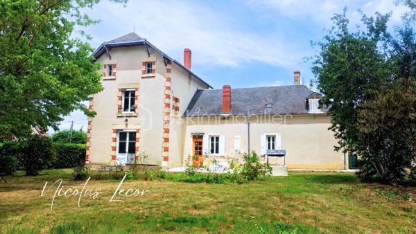 Découvrez cette charmante maison de maître aux volumes généreux, offrant environ 210 m² habitables répartis sur trois niveaux, au cœur d'un environnement calme et verdoyant.

Dès l'entrée, vous serez séduits par les beaux volumes et le cachet préservé de la propriété : moulures, pièces lumineuses et circulation fluide.

Le rez-de-chaussée se compose d'une vaste entrée, d'un salon élégant, d'une salle à manger conviviale ouverte sur le jardin grâce à de larges ouvertures vitrées, ainsi que d'une cuisine aménagée et équipée.

Une seconde partie communicante complète ce niveau et offre de nombreuses possibilités : logement indépendant, activité libérale, accueil familial ou projet locatif. Elle comprend notamment une chambre, une salle de bains avec WC Hudson, un second wc indépendant, deux entrées indépendantes, coin débarras et un espace chaufferie.

À l'étage, vous trouverez plusieurs espaces nuit comprenant trois chambres dont deux suites parentale avec point d'eau privatif, un bureau ainsi qu'une salle d'eau récente avec WC.

Le dernier niveau accueille deux chambres supplémentaires et un WC avec lave-mains.

À l'extérieur, le terrain clos et arboré d'environ 2 700 m² constitue un véritable havre de paix. Vous profiterez d'un verger, de vignes, de kiwis et bien d'autres, d'un puits fonctionnel ainsi que d'un espace piscinable.

Les dépendances viennent compléter l'ensemble avec :

- Une grande dépendance servant actuellement de garage avec mezzanine de stockage 
- Un abri pour camping-car 
- Un carport 
- Deux caves

Côté prestations :

- Pompe à chaleur air/eau installée en 2023 sous contrat d'entretien 
- Ballon thermodynamique 
- Double vitrage PVC 
- Électricité entièrement refaite en 2026
- Tout-à-l'égout

Une propriété pleine de charme, parfaitement entretenue, offrant de multiples possibilités d'aménagement : grande maison familiale, projet intergénérationnel, activité professionnelle ou investissement locatif.