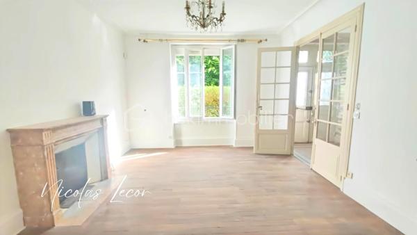 Découvrez cette charmante maison de maître aux volumes généreux, offrant environ 210 m² habitables répartis sur trois niveaux, au cœur d'un environnement calme et verdoyant.

Dès l'entrée, vous serez séduits par les beaux volumes et le cachet préservé de la propriété : moulures, pièces lumineuses et circulation fluide.

Le rez-de-chaussée se compose d'une vaste entrée, d'un salon élégant, d'une salle à manger conviviale ouverte sur le jardin grâce à de larges ouvertures vitrées, ainsi que d'une cuisine aménagée et équipée.

Une seconde partie communicante complète ce niveau et offre de nombreuses possibilités : logement indépendant, activité libérale, accueil familial ou projet locatif. Elle comprend notamment une chambre, une salle de bains avec WC Hudson, un second wc indépendant, deux entrées indépendantes, coin débarras et un espace chaufferie.

À l'étage, vous trouverez plusieurs espaces nuit comprenant trois chambres dont deux suites parentale avec point d'eau privatif, un bureau ainsi qu'une salle d'eau récente avec WC.

Le dernier niveau accueille deux chambres supplémentaires et un WC avec lave-mains.

À l'extérieur, le terrain clos et arboré d'environ 2 700 m² constitue un véritable havre de paix. Vous profiterez d'un verger, de vignes, de kiwis et bien d'autres, d'un puits fonctionnel ainsi que d'un espace piscinable.

Les dépendances viennent compléter l'ensemble avec :

- Une grande dépendance servant actuellement de garage avec mezzanine de stockage 
- Un abri pour camping-car 
- Un carport 
- Deux caves

Côté prestations :

- Pompe à chaleur air/eau installée en 2023 sous contrat d'entretien 
- Ballon thermodynamique 
- Double vitrage PVC 
- Électricité entièrement refaite en 2026
- Tout-à-l'égout

Une propriété pleine de charme, parfaitement entretenue, offrant de multiples possibilités d'aménagement : grande maison familiale, projet intergénérationnel, activité professionnelle ou investissement locatif.