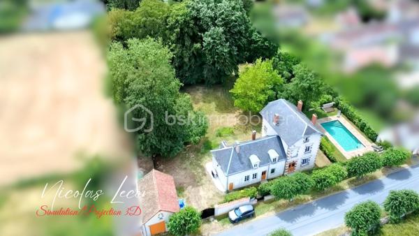Découvrez cette charmante maison de maître aux volumes généreux, offrant environ 210 m² habitables répartis sur trois niveaux, au cœur d'un environnement calme et verdoyant.

Dès l'entrée, vous serez séduits par les beaux volumes et le cachet préservé de la propriété : moulures, pièces lumineuses et circulation fluide.

Le rez-de-chaussée se compose d'une vaste entrée, d'un salon élégant, d'une salle à manger conviviale ouverte sur le jardin grâce à de larges ouvertures vitrées, ainsi que d'une cuisine aménagée et équipée.

Une seconde partie communicante complète ce niveau et offre de nombreuses possibilités : logement indépendant, activité libérale, accueil familial ou projet locatif. Elle comprend notamment une chambre, une salle de bains avec WC Hudson, un second wc indépendant, deux entrées indépendantes, coin débarras et un espace chaufferie.

À l'étage, vous trouverez plusieurs espaces nuit comprenant trois chambres dont deux suites parentale avec point d'eau privatif, un bureau ainsi qu'une salle d'eau récente avec WC.

Le dernier niveau accueille deux chambres supplémentaires et un WC avec lave-mains.

À l'extérieur, le terrain clos et arboré d'environ 2 700 m² constitue un véritable havre de paix. Vous profiterez d'un verger, de vignes, de kiwis et bien d'autres, d'un puits fonctionnel ainsi que d'un espace piscinable.

Les dépendances viennent compléter l'ensemble avec :

- Une grande dépendance servant actuellement de garage avec mezzanine de stockage 
- Un abri pour camping-car 
- Un carport 
- Deux caves

Côté prestations :

- Pompe à chaleur air/eau installée en 2023 sous contrat d'entretien 
- Ballon thermodynamique 
- Double vitrage PVC 
- Électricité entièrement refaite en 2026
- Tout-à-l'égout

Une propriété pleine de charme, parfaitement entretenue, offrant de multiples possibilités d'aménagement : grande maison familiale, projet intergénérationnel, activité professionnelle ou investissement locatif.