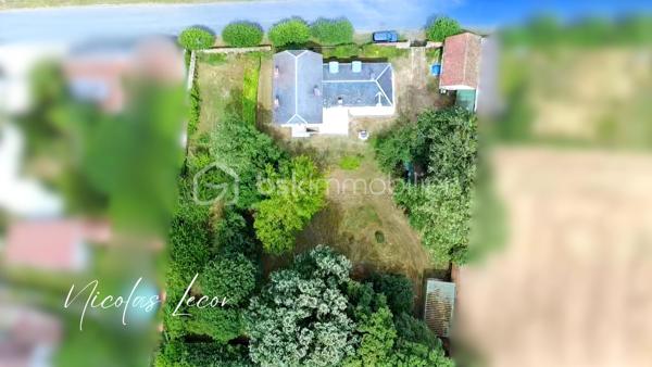 Découvrez cette charmante maison de maître aux volumes généreux, offrant environ 210 m² habitables répartis sur trois niveaux, au cœur d'un environnement calme et verdoyant.

Dès l'entrée, vous serez séduits par les beaux volumes et le cachet préservé de la propriété : moulures, pièces lumineuses et circulation fluide.

Le rez-de-chaussée se compose d'une vaste entrée, d'un salon élégant, d'une salle à manger conviviale ouverte sur le jardin grâce à de larges ouvertures vitrées, ainsi que d'une cuisine aménagée et équipée.

Une seconde partie communicante complète ce niveau et offre de nombreuses possibilités : logement indépendant, activité libérale, accueil familial ou projet locatif. Elle comprend notamment une chambre, une salle de bains avec WC Hudson, un second wc indépendant, deux entrées indépendantes, coin débarras et un espace chaufferie.

À l'étage, vous trouverez plusieurs espaces nuit comprenant trois chambres dont deux suites parentale avec point d'eau privatif, un bureau ainsi qu'une salle d'eau récente avec WC.

Le dernier niveau accueille deux chambres supplémentaires et un WC avec lave-mains.

À l'extérieur, le terrain clos et arboré d'environ 2 700 m² constitue un véritable havre de paix. Vous profiterez d'un verger, de vignes, de kiwis et bien d'autres, d'un puits fonctionnel ainsi que d'un espace piscinable.

Les dépendances viennent compléter l'ensemble avec :

- Une grande dépendance servant actuellement de garage avec mezzanine de stockage 
- Un abri pour camping-car 
- Un carport 
- Deux caves

Côté prestations :

- Pompe à chaleur air/eau installée en 2023 sous contrat d'entretien 
- Ballon thermodynamique 
- Double vitrage PVC 
- Électricité entièrement refaite en 2026
- Tout-à-l'égout

Une propriété pleine de charme, parfaitement entretenue, offrant de multiples possibilités d'aménagement : grande maison familiale, projet intergénérationnel, activité professionnelle ou investissement locatif.