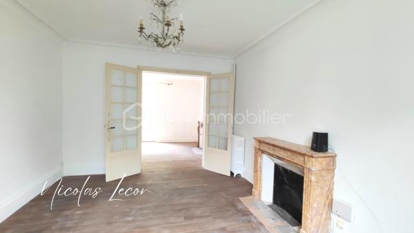 Découvrez cette charmante maison de maître aux volumes généreux, offrant environ 210 m² habitables répartis sur trois niveaux, au cœur d'un environnement calme et verdoyant.

Dès l'entrée, vous serez séduits par les beaux volumes et le cachet préservé de la propriété : moulures, pièces lumineuses et circulation fluide.

Le rez-de-chaussée se compose d'une vaste entrée, d'un salon élégant, d'une salle à manger conviviale ouverte sur le jardin grâce à de larges ouvertures vitrées, ainsi que d'une cuisine aménagée et équipée.

Une seconde partie communicante complète ce niveau et offre de nombreuses possibilités : logement indépendant, activité libérale, accueil familial ou projet locatif. Elle comprend notamment une chambre, une salle de bains avec WC Hudson, un second wc indépendant, deux entrées indépendantes, coin débarras et un espace chaufferie.

À l'étage, vous trouverez plusieurs espaces nuit comprenant trois chambres dont deux suites parentale avec point d'eau privatif, un bureau ainsi qu'une salle d'eau récente avec WC.

Le dernier niveau accueille deux chambres supplémentaires et un WC avec lave-mains.

À l'extérieur, le terrain clos et arboré d'environ 2 700 m² constitue un véritable havre de paix. Vous profiterez d'un verger, de vignes, de kiwis et bien d'autres, d'un puits fonctionnel ainsi que d'un espace piscinable.

Les dépendances viennent compléter l'ensemble avec :

- Une grande dépendance servant actuellement de garage avec mezzanine de stockage 
- Un abri pour camping-car 
- Un carport 
- Deux caves

Côté prestations :

- Pompe à chaleur air/eau installée en 2023 sous contrat d'entretien 
- Ballon thermodynamique 
- Double vitrage PVC 
- Électricité entièrement refaite en 2026
- Tout-à-l'égout

Une propriété pleine de charme, parfaitement entretenue, offrant de multiples possibilités d'aménagement : grande maison familiale, projet intergénérationnel, activité professionnelle ou investissement locatif.