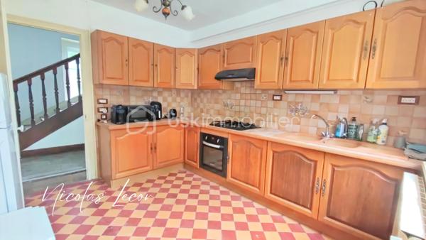 Découvrez cette charmante maison de maître aux volumes généreux, offrant environ 210 m² habitables répartis sur trois niveaux, au cœur d'un environnement calme et verdoyant.

Dès l'entrée, vous serez séduits par les beaux volumes et le cachet préservé de la propriété : moulures, pièces lumineuses et circulation fluide.

Le rez-de-chaussée se compose d'une vaste entrée, d'un salon élégant, d'une salle à manger conviviale ouverte sur le jardin grâce à de larges ouvertures vitrées, ainsi que d'une cuisine aménagée et équipée.

Une seconde partie communicante complète ce niveau et offre de nombreuses possibilités : logement indépendant, activité libérale, accueil familial ou projet locatif. Elle comprend notamment une chambre, une salle de bains avec WC Hudson, un second wc indépendant, deux entrées indépendantes, coin débarras et un espace chaufferie.

À l'étage, vous trouverez plusieurs espaces nuit comprenant trois chambres dont deux suites parentale avec point d'eau privatif, un bureau ainsi qu'une salle d'eau récente avec WC.

Le dernier niveau accueille deux chambres supplémentaires et un WC avec lave-mains.

À l'extérieur, le terrain clos et arboré d'environ 2 700 m² constitue un véritable havre de paix. Vous profiterez d'un verger, de vignes, de kiwis et bien d'autres, d'un puits fonctionnel ainsi que d'un espace piscinable.

Les dépendances viennent compléter l'ensemble avec :

- Une grande dépendance servant actuellement de garage avec mezzanine de stockage 
- Un abri pour camping-car 
- Un carport 
- Deux caves

Côté prestations :

- Pompe à chaleur air/eau installée en 2023 sous contrat d'entretien 
- Ballon thermodynamique 
- Double vitrage PVC 
- Électricité entièrement refaite en 2026
- Tout-à-l'égout

Une propriété pleine de charme, parfaitement entretenue, offrant de multiples possibilités d'aménagement : grande maison familiale, projet intergénérationnel, activité professionnelle ou investissement locatif.