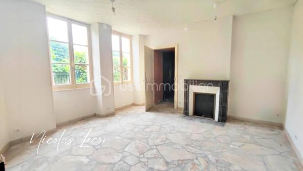 Découvrez cette charmante maison de maître aux volumes généreux, offrant environ 210 m² habitables répartis sur trois niveaux, au cœur d'un environnement calme et verdoyant.

Dès l'entrée, vous serez séduits par les beaux volumes et le cachet préservé de la propriété : moulures, pièces lumineuses et circulation fluide.

Le rez-de-chaussée se compose d'une vaste entrée, d'un salon élégant, d'une salle à manger conviviale ouverte sur le jardin grâce à de larges ouvertures vitrées, ainsi que d'une cuisine aménagée et équipée.

Une seconde partie communicante complète ce niveau et offre de nombreuses possibilités : logement indépendant, activité libérale, accueil familial ou projet locatif. Elle comprend notamment une chambre, une salle de bains avec WC Hudson, un second wc indépendant, deux entrées indépendantes, coin débarras et un espace chaufferie.

À l'étage, vous trouverez plusieurs espaces nuit comprenant trois chambres dont deux suites parentale avec point d'eau privatif, un bureau ainsi qu'une salle d'eau récente avec WC.

Le dernier niveau accueille deux chambres supplémentaires et un WC avec lave-mains.

À l'extérieur, le terrain clos et arboré d'environ 2 700 m² constitue un véritable havre de paix. Vous profiterez d'un verger, de vignes, de kiwis et bien d'autres, d'un puits fonctionnel ainsi que d'un espace piscinable.

Les dépendances viennent compléter l'ensemble avec :

- Une grande dépendance servant actuellement de garage avec mezzanine de stockage 
- Un abri pour camping-car 
- Un carport 
- Deux caves

Côté prestations :

- Pompe à chaleur air/eau installée en 2023 sous contrat d'entretien 
- Ballon thermodynamique 
- Double vitrage PVC 
- Électricité entièrement refaite en 2026
- Tout-à-l'égout

Une propriété pleine de charme, parfaitement entretenue, offrant de multiples possibilités d'aménagement : grande maison familiale, projet intergénérationnel, activité professionnelle ou investissement locatif.