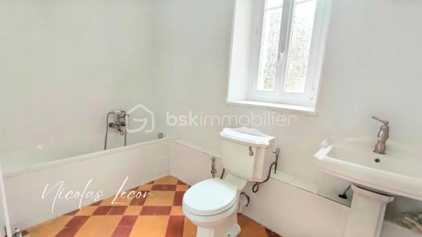 Découvrez cette charmante maison de maître aux volumes généreux, offrant environ 210 m² habitables répartis sur trois niveaux, au cœur d'un environnement calme et verdoyant.

Dès l'entrée, vous serez séduits par les beaux volumes et le cachet préservé de la propriété : moulures, pièces lumineuses et circulation fluide.

Le rez-de-chaussée se compose d'une vaste entrée, d'un salon élégant, d'une salle à manger conviviale ouverte sur le jardin grâce à de larges ouvertures vitrées, ainsi que d'une cuisine aménagée et équipée.

Une seconde partie communicante complète ce niveau et offre de nombreuses possibilités : logement indépendant, activité libérale, accueil familial ou projet locatif. Elle comprend notamment une chambre, une salle de bains avec WC Hudson, un second wc indépendant, deux entrées indépendantes, coin débarras et un espace chaufferie.

À l'étage, vous trouverez plusieurs espaces nuit comprenant trois chambres dont deux suites parentale avec point d'eau privatif, un bureau ainsi qu'une salle d'eau récente avec WC.

Le dernier niveau accueille deux chambres supplémentaires et un WC avec lave-mains.

À l'extérieur, le terrain clos et arboré d'environ 2 700 m² constitue un véritable havre de paix. Vous profiterez d'un verger, de vignes, de kiwis et bien d'autres, d'un puits fonctionnel ainsi que d'un espace piscinable.

Les dépendances viennent compléter l'ensemble avec :

- Une grande dépendance servant actuellement de garage avec mezzanine de stockage 
- Un abri pour camping-car 
- Un carport 
- Deux caves

Côté prestations :

- Pompe à chaleur air/eau installée en 2023 sous contrat d'entretien 
- Ballon thermodynamique 
- Double vitrage PVC 
- Électricité entièrement refaite en 2026
- Tout-à-l'égout

Une propriété pleine de charme, parfaitement entretenue, offrant de multiples possibilités d'aménagement : grande maison familiale, projet intergénérationnel, activité professionnelle ou investissement locatif.