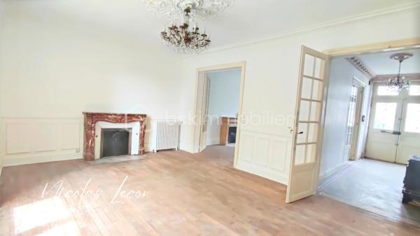 Découvrez cette charmante maison de maître aux volumes généreux, offrant environ 210 m² habitables répartis sur trois niveaux, au cœur d'un environnement calme et verdoyant.

Dès l'entrée, vous serez séduits par les beaux volumes et le cachet préservé de la propriété : moulures, pièces lumineuses et circulation fluide.

Le rez-de-chaussée se compose d'une vaste entrée, d'un salon élégant, d'une salle à manger conviviale ouverte sur le jardin grâce à de larges ouvertures vitrées, ainsi que d'une cuisine aménagée et équipée.

Une seconde partie communicante complète ce niveau et offre de nombreuses possibilités : logement indépendant, activité libérale, accueil familial ou projet locatif. Elle comprend notamment une chambre, une salle de bains avec WC Hudson, un second wc indépendant, deux entrées indépendantes, coin débarras et un espace chaufferie.

À l'étage, vous trouverez plusieurs espaces nuit comprenant trois chambres dont deux suites parentale avec point d'eau privatif, un bureau ainsi qu'une salle d'eau récente avec WC.

Le dernier niveau accueille deux chambres supplémentaires et un WC avec lave-mains.

À l'extérieur, le terrain clos et arboré d'environ 2 700 m² constitue un véritable havre de paix. Vous profiterez d'un verger, de vignes, de kiwis et bien d'autres, d'un puits fonctionnel ainsi que d'un espace piscinable.

Les dépendances viennent compléter l'ensemble avec :

- Une grande dépendance servant actuellement de garage avec mezzanine de stockage 
- Un abri pour camping-car 
- Un carport 
- Deux caves

Côté prestations :

- Pompe à chaleur air/eau installée en 2023 sous contrat d'entretien 
- Ballon thermodynamique 
- Double vitrage PVC 
- Électricité entièrement refaite en 2026
- Tout-à-l'égout

Une propriété pleine de charme, parfaitement entretenue, offrant de multiples possibilités d'aménagement : grande maison familiale, projet intergénérationnel, activité professionnelle ou investissement locatif.