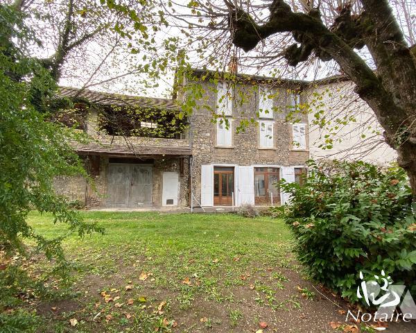 RENAGE, propriété à rénover de 303 m² avec dépendances sur un terrain de 972 m².