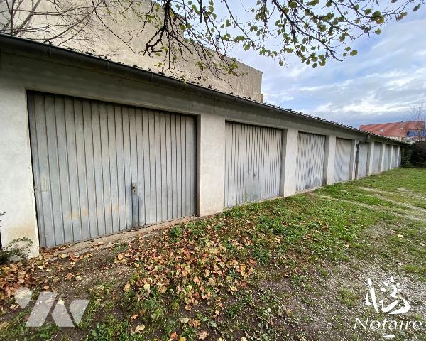 RENAGE, propriété à rénover de 303 m² avec dépendances sur un terrain de 972 m².