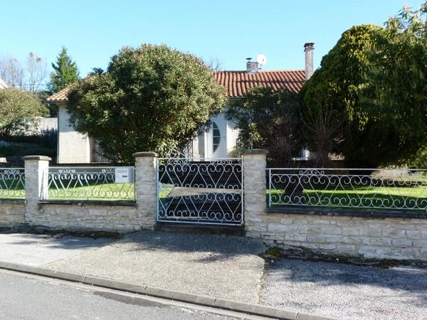 A Nersac,16, proche de toutes les commodités, maison à vendre prête à habiter, juste à rafraîchir.