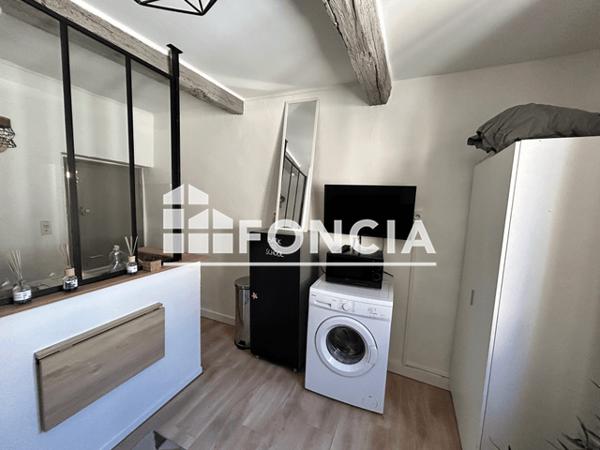 Location Studio meublé 12.68 m² - 18 rue Robert Nimes 30000