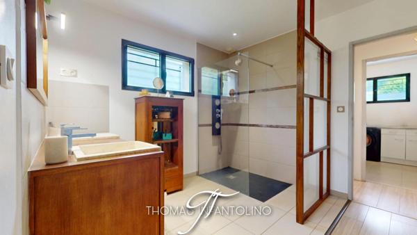 EN EXCLUSIVITE - PLAIN PIED - 3 CHAMBRES - SOUS SOL - PISCINE