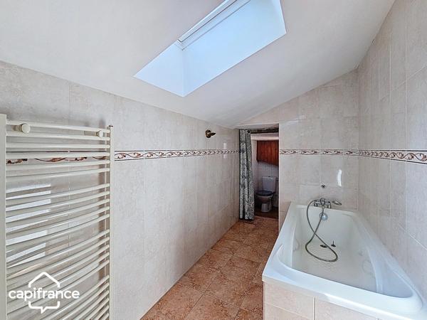 À vendre – Maison en pierre avec jardin, 3 chambres et dépendances – Saint-Jean-de-Thouars (79)