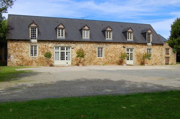 MANOIR CLASSÉ MONUMENT HISTORIQUE – LAVAL (53)