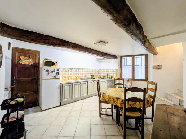 Située dans une ruelle calme, à proximité immédiate des commodités, cette maison de village élevée sur 4 niveaux offre un agencement fonctionnel et du charme avec ses poutres apparentes et sa cheminée à insert.

Le rez-de-chaussée se compose d’une cuisine avec cellier ainsi qu’un WC indépendant.
Au premier étage, vous découvrirez un salon chaleureux.
Le deuxième étage accueille une chambre avec sa salle d’eau et WC.
Enfin, le dernier niveau propose une chambre mansardée pleine de charme.

Une maison idéale pour un premier achat, un pied-à-terre ou un investissement locatif.
