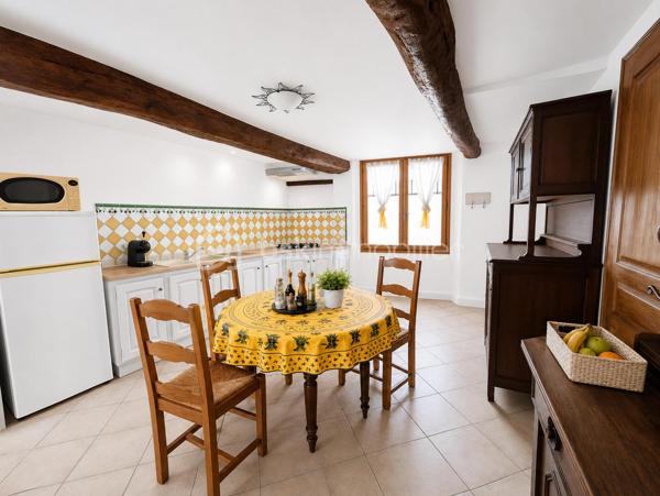 Située dans une ruelle calme, à proximité immédiate des commodités, cette maison de village élevée sur 4 niveaux offre un agencement fonctionnel et du charme avec ses poutres apparentes et sa cheminée à insert.

Le rez-de-chaussée se compose d’une cuisine avec cellier ainsi qu’un WC indépendant.
Au premier étage, vous découvrirez un salon chaleureux.
Le deuxième étage accueille une chambre avec sa salle d’eau et WC.
Enfin, le dernier niveau propose une chambre mansardée pleine de charme.

Une maison idéale pour un premier achat, un pied-à-terre ou un investissement locatif.