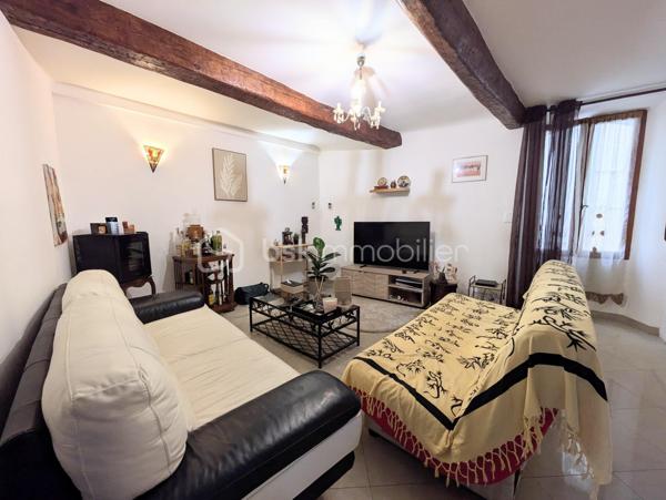 Située dans une ruelle calme, à proximité immédiate des commodités, cette maison de village élevée sur 4 niveaux offre un agencement fonctionnel et du charme avec ses poutres apparentes et sa cheminée à insert.

Le rez-de-chaussée se compose d’une cuisine avec cellier ainsi qu’un WC indépendant.
Au premier étage, vous découvrirez un salon chaleureux.
Le deuxième étage accueille une chambre avec sa salle d’eau et WC.
Enfin, le dernier niveau propose une chambre mansardée pleine de charme.

Une maison idéale pour un premier achat, un pied-à-terre ou un investissement locatif.