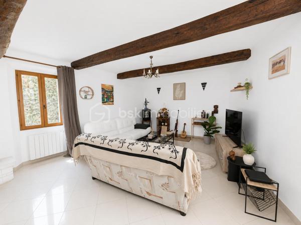 Située dans une ruelle calme, à proximité immédiate des commodités, cette maison de village élevée sur 4 niveaux offre un agencement fonctionnel et du charme avec ses poutres apparentes et sa cheminée à insert.

Le rez-de-chaussée se compose d’une cuisine avec cellier ainsi qu’un WC indépendant.
Au premier étage, vous découvrirez un salon chaleureux.
Le deuxième étage accueille une chambre avec sa salle d’eau et WC.
Enfin, le dernier niveau propose une chambre mansardée pleine de charme.

Une maison idéale pour un premier achat, un pied-à-terre ou un investissement locatif.
