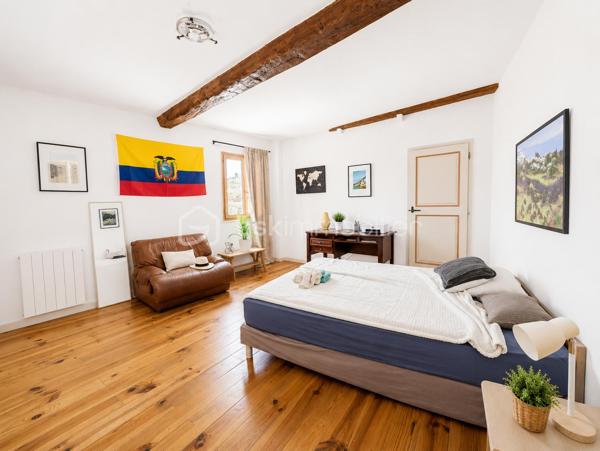 Située dans une ruelle calme, à proximité immédiate des commodités, cette maison de village élevée sur 4 niveaux offre un agencement fonctionnel et du charme avec ses poutres apparentes et sa cheminée à insert.

Le rez-de-chaussée se compose d’une cuisine avec cellier ainsi qu’un WC indépendant.
Au premier étage, vous découvrirez un salon chaleureux.
Le deuxième étage accueille une chambre avec sa salle d’eau et WC.
Enfin, le dernier niveau propose une chambre mansardée pleine de charme.

Une maison idéale pour un premier achat, un pied-à-terre ou un investissement locatif.