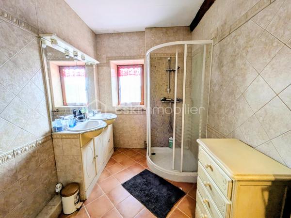 Située dans une ruelle calme, à proximité immédiate des commodités, cette maison de village élevée sur 4 niveaux offre un agencement fonctionnel et du charme avec ses poutres apparentes et sa cheminée à insert.

Le rez-de-chaussée se compose d’une cuisine avec cellier ainsi qu’un WC indépendant.
Au premier étage, vous découvrirez un salon chaleureux.
Le deuxième étage accueille une chambre avec sa salle d’eau et WC.
Enfin, le dernier niveau propose une chambre mansardée pleine de charme.

Une maison idéale pour un premier achat, un pied-à-terre ou un investissement locatif.