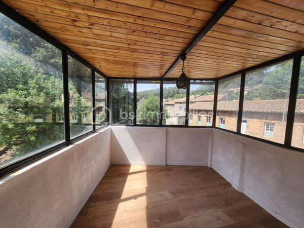 Maison comportant un très bon potentiel d aménagement en fonction de la composition familiale que vous pourriez avoir . Maison idéal primo accédant, investisseur pour faire du locatif ou famille avec enfants, en résidence principale et pouvant à ce jour de pouvoir presque disposer de 4 chambres . 

Rez de chaussée : on dispose d une petite cuisine , d une vaste salle de séjour de 25 m2 avec Cheminée insert , châssis double vitrage volet roulant électrique, une Chambre avec porte fenêtre donnant accès à un balcon de 3 m2, et une salle d eau avec WC.A savoir que la chambre au rez de chaussée peut être transformé en une grande cuisine semi ouverte si vous le souhaitez car dessous la maison c est un sous sol complet qui permettra de passer les câblages électriques et les alimentations et évacuations d eau .
 
Sous Sol : 2 caves de 20 m2 et un local comportant une pompe à chaleur neuve de 2025 qui a couter 16000 E et permettant un chauffage très économique d autant que la maison est bien isolée.

Étage : on accède à un étage par un escalier avec un joli garde corps en Fer forgé,qui donne accès à un premier grande chambre, à une grande mezzanine pouvant aisément être aménagé en chambre ou très grand dressing, une deuxième grande chambre, un petit dégagement donnant accès à une terrasse couverte et fermée de 6 m2 et à une salle d eau avec WC.

Jouissance d un jardin de 25 m2 et possibilité de location d un garage à terme.  

Les plus : toiture révisée nettoyée en 2025 avec facture pour pré de 5000 E 
                 Pompe à chaleur neuve 2025 pour 16000 E
et d autres travaux réalisés .... Double vitrage avec volets roulants électriques.
faible taxe foncière de 797 E et pas de charge de copropriété. 
Pour toutes demandes de renseignements vous pouvez me contacter par téléphone et prendre RDV pour une visite .