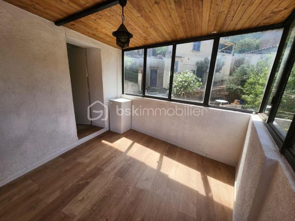 Maison comportant un très bon potentiel d aménagement en fonction de la composition familiale que vous pourriez avoir . Maison idéal primo accédant, investisseur pour faire du locatif ou famille avec enfants, en résidence principale et pouvant à ce jour de pouvoir presque disposer de 4 chambres . 

Rez de chaussée : on dispose d une petite cuisine , d une vaste salle de séjour de 25 m2 avec Cheminée insert , châssis double vitrage volet roulant électrique, une Chambre avec porte fenêtre donnant accès à un balcon de 3 m2, et une salle d eau avec WC.A savoir que la chambre au rez de chaussée peut être transformé en une grande cuisine semi ouverte si vous le souhaitez car dessous la maison c est un sous sol complet qui permettra de passer les câblages électriques et les alimentations et évacuations d eau .
 
Sous Sol : 2 caves de 20 m2 et un local comportant une pompe à chaleur neuve de 2025 qui a couter 16000 E et permettant un chauffage très économique d autant que la maison est bien isolée.

Étage : on accède à un étage par un escalier avec un joli garde corps en Fer forgé,qui donne accès à un premier grande chambre, à une grande mezzanine pouvant aisément être aménagé en chambre ou très grand dressing, une deuxième grande chambre, un petit dégagement donnant accès à une terrasse couverte et fermée de 6 m2 et à une salle d eau avec WC.

Jouissance d un jardin de 25 m2 et possibilité de location d un garage à terme.  

Les plus : toiture révisée nettoyée en 2025 avec facture pour pré de 5000 E 
                 Pompe à chaleur neuve 2025 pour 16000 E
et d autres travaux réalisés .... Double vitrage avec volets roulants électriques.
faible taxe foncière de 797 E et pas de charge de copropriété. 
Pour toutes demandes de renseignements vous pouvez me contacter par téléphone et prendre RDV pour une visite .