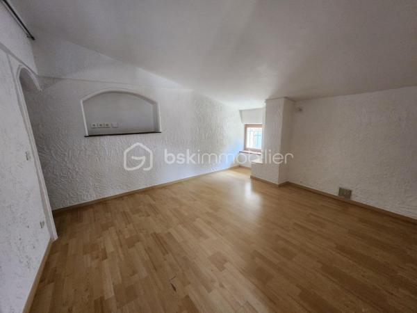 Maison comportant un très bon potentiel d aménagement en fonction de la composition familiale que vous pourriez avoir . Maison idéal primo accédant, investisseur pour faire du locatif ou famille avec enfants, en résidence principale et pouvant à ce jour de pouvoir presque disposer de 4 chambres . 

Rez de chaussée : on dispose d une petite cuisine , d une vaste salle de séjour de 25 m2 avec Cheminée insert , châssis double vitrage volet roulant électrique, une Chambre avec porte fenêtre donnant accès à un balcon de 3 m2, et une salle d eau avec WC.A savoir que la chambre au rez de chaussée peut être transformé en une grande cuisine semi ouverte si vous le souhaitez car dessous la maison c est un sous sol complet qui permettra de passer les câblages électriques et les alimentations et évacuations d eau .
 
Sous Sol : 2 caves de 20 m2 et un local comportant une pompe à chaleur neuve de 2025 qui a couter 16000 E et permettant un chauffage très économique d autant que la maison est bien isolée.

Étage : on accède à un étage par un escalier avec un joli garde corps en Fer forgé,qui donne accès à un premier grande chambre, à une grande mezzanine pouvant aisément être aménagé en chambre ou très grand dressing, une deuxième grande chambre, un petit dégagement donnant accès à une terrasse couverte et fermée de 6 m2 et à une salle d eau avec WC.

Jouissance d un jardin de 25 m2 et possibilité de location d un garage à terme.  

Les plus : toiture révisée nettoyée en 2025 avec facture pour pré de 5000 E 
                 Pompe à chaleur neuve 2025 pour 16000 E
et d autres travaux réalisés .... Double vitrage avec volets roulants électriques.
faible taxe foncière de 797 E et pas de charge de copropriété. 
Pour toutes demandes de renseignements vous pouvez me contacter par téléphone et prendre RDV pour une visite .