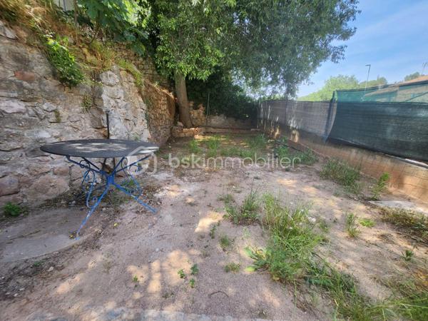 Maison comportant un très bon potentiel d aménagement en fonction de la composition familiale que vous pourriez avoir . Maison idéal primo accédant, investisseur pour faire du locatif ou famille avec enfants, en résidence principale et pouvant à ce jour de pouvoir presque disposer de 4 chambres . 

Rez de chaussée : on dispose d une petite cuisine , d une vaste salle de séjour de 25 m2 avec Cheminée insert , châssis double vitrage volet roulant électrique, une Chambre avec porte fenêtre donnant accès à un balcon de 3 m2, et une salle d eau avec WC.A savoir que la chambre au rez de chaussée peut être transformé en une grande cuisine semi ouverte si vous le souhaitez car dessous la maison c est un sous sol complet qui permettra de passer les câblages électriques et les alimentations et évacuations d eau .
 
Sous Sol : 2 caves de 20 m2 et un local comportant une pompe à chaleur neuve de 2025 qui a couter 16000 E et permettant un chauffage très économique d autant que la maison est bien isolée.

Étage : on accède à un étage par un escalier avec un joli garde corps en Fer forgé,qui donne accès à un premier grande chambre, à une grande mezzanine pouvant aisément être aménagé en chambre ou très grand dressing, une deuxième grande chambre, un petit dégagement donnant accès à une terrasse couverte et fermée de 6 m2 et à une salle d eau avec WC.

Jouissance d un jardin de 25 m2 et possibilité de location d un garage à terme.  

Les plus : toiture révisée nettoyée en 2025 avec facture pour pré de 5000 E 
                 Pompe à chaleur neuve 2025 pour 16000 E
et d autres travaux réalisés .... Double vitrage avec volets roulants électriques.
faible taxe foncière de 797 E et pas de charge de copropriété. 
Pour toutes demandes de renseignements vous pouvez me contacter par téléphone et prendre RDV pour une visite .