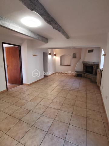 Maison comportant un très bon potentiel d aménagement en fonction de la composition familiale que vous pourriez avoir . Maison idéal primo accédant, investisseur pour faire du locatif ou famille avec enfants, en résidence principale et pouvant à ce jour de pouvoir presque disposer de 4 chambres . 

Rez de chaussée : on dispose d une petite cuisine , d une vaste salle de séjour de 25 m2 avec Cheminée insert , châssis double vitrage volet roulant électrique, une Chambre avec porte fenêtre donnant accès à un balcon de 3 m2, et une salle d eau avec WC.A savoir que la chambre au rez de chaussée peut être transformé en une grande cuisine semi ouverte si vous le souhaitez car dessous la maison c est un sous sol complet qui permettra de passer les câblages électriques et les alimentations et évacuations d eau .
 
Sous Sol : 2 caves de 20 m2 et un local comportant une pompe à chaleur neuve de 2025 qui a couter 16000 E et permettant un chauffage très économique d autant que la maison est bien isolée.

Étage : on accède à un étage par un escalier avec un joli garde corps en Fer forgé,qui donne accès à un premier grande chambre, à une grande mezzanine pouvant aisément être aménagé en chambre ou très grand dressing, une deuxième grande chambre, un petit dégagement donnant accès à une terrasse couverte et fermée de 6 m2 et à une salle d eau avec WC.

Jouissance d un jardin de 25 m2 et possibilité de location d un garage à terme.  

Les plus : toiture révisée nettoyée en 2025 avec facture pour pré de 5000 E 
                 Pompe à chaleur neuve 2025 pour 16000 E
et d autres travaux réalisés .... Double vitrage avec volets roulants électriques.
faible taxe foncière de 797 E et pas de charge de copropriété. 
Pour toutes demandes de renseignements vous pouvez me contacter par téléphone et prendre RDV pour une visite .