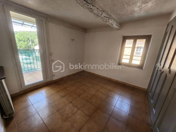 Maison comportant un très bon potentiel d aménagement en fonction de la composition familiale que vous pourriez avoir . Maison idéal primo accédant, investisseur pour faire du locatif ou famille avec enfants, en résidence principale et pouvant à ce jour de pouvoir presque disposer de 4 chambres . 

Rez de chaussée : on dispose d une petite cuisine , d une vaste salle de séjour de 25 m2 avec Cheminée insert , châssis double vitrage volet roulant électrique, une Chambre avec porte fenêtre donnant accès à un balcon de 3 m2, et une salle d eau avec WC.A savoir que la chambre au rez de chaussée peut être transformé en une grande cuisine semi ouverte si vous le souhaitez car dessous la maison c est un sous sol complet qui permettra de passer les câblages électriques et les alimentations et évacuations d eau .
 
Sous Sol : 2 caves de 20 m2 et un local comportant une pompe à chaleur neuve de 2025 qui a couter 16000 E et permettant un chauffage très économique d autant que la maison est bien isolée.

Étage : on accède à un étage par un escalier avec un joli garde corps en Fer forgé,qui donne accès à un premier grande chambre, à une grande mezzanine pouvant aisément être aménagé en chambre ou très grand dressing, une deuxième grande chambre, un petit dégagement donnant accès à une terrasse couverte et fermée de 6 m2 et à une salle d eau avec WC.

Jouissance d un jardin de 25 m2 et possibilité de location d un garage à terme.  

Les plus : toiture révisée nettoyée en 2025 avec facture pour pré de 5000 E 
                 Pompe à chaleur neuve 2025 pour 16000 E
et d autres travaux réalisés .... Double vitrage avec volets roulants électriques.
faible taxe foncière de 797 E et pas de charge de copropriété. 
Pour toutes demandes de renseignements vous pouvez me contacter par téléphone et prendre RDV pour une visite .