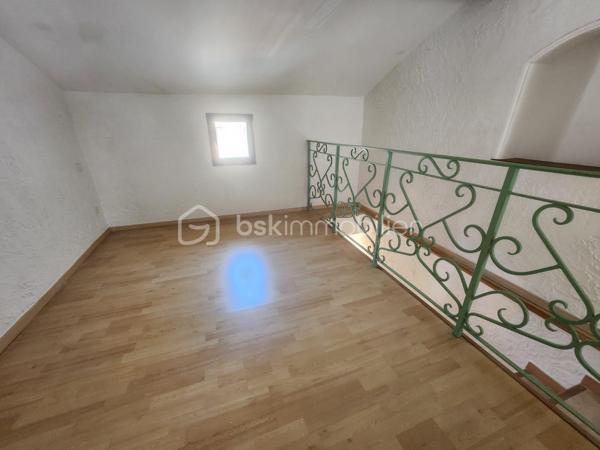 Maison comportant un très bon potentiel d aménagement en fonction de la composition familiale que vous pourriez avoir . Maison idéal primo accédant, investisseur pour faire du locatif ou famille avec enfants, en résidence principale et pouvant à ce jour de pouvoir presque disposer de 4 chambres . 

Rez de chaussée : on dispose d une petite cuisine , d une vaste salle de séjour de 25 m2 avec Cheminée insert , châssis double vitrage volet roulant électrique, une Chambre avec porte fenêtre donnant accès à un balcon de 3 m2, et une salle d eau avec WC.A savoir que la chambre au rez de chaussée peut être transformé en une grande cuisine semi ouverte si vous le souhaitez car dessous la maison c est un sous sol complet qui permettra de passer les câblages électriques et les alimentations et évacuations d eau .
 
Sous Sol : 2 caves de 20 m2 et un local comportant une pompe à chaleur neuve de 2025 qui a couter 16000 E et permettant un chauffage très économique d autant que la maison est bien isolée.

Étage : on accède à un étage par un escalier avec un joli garde corps en Fer forgé,qui donne accès à un premier grande chambre, à une grande mezzanine pouvant aisément être aménagé en chambre ou très grand dressing, une deuxième grande chambre, un petit dégagement donnant accès à une terrasse couverte et fermée de 6 m2 et à une salle d eau avec WC.

Jouissance d un jardin de 25 m2 et possibilité de location d un garage à terme.  

Les plus : toiture révisée nettoyée en 2025 avec facture pour pré de 5000 E 
                 Pompe à chaleur neuve 2025 pour 16000 E
et d autres travaux réalisés .... Double vitrage avec volets roulants électriques.
faible taxe foncière de 797 E et pas de charge de copropriété. 
Pour toutes demandes de renseignements vous pouvez me contacter par téléphone et prendre RDV pour une visite .