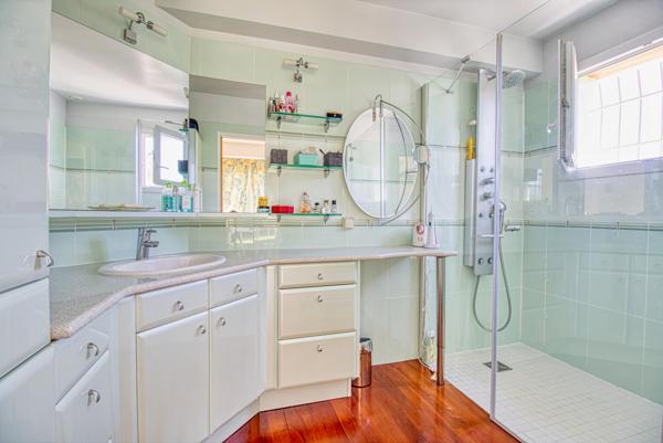 Magnifique pavillon bâti sur sous-sol total à 13 min à pieds du centre 578 000 €