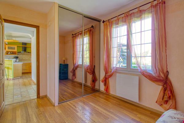 Magnifique pavillon bâti sur sous-sol total à 13 min à pieds du centre 578 000 €