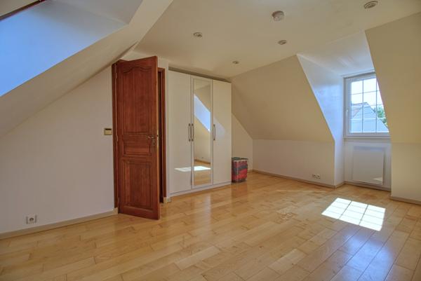 Magnifique pavillon bâti sur sous-sol total à 13 min à pieds du centre 578 000 €