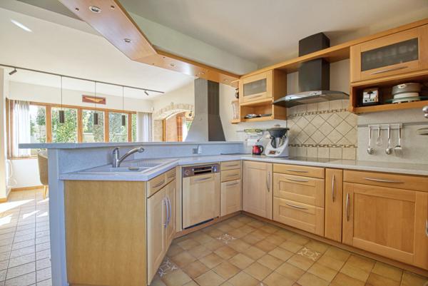 Magnifique pavillon bâti sur sous-sol total à 13 min à pieds du centre 578 000 €