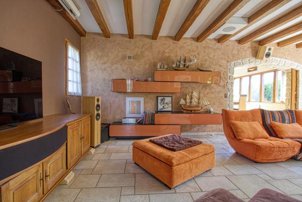 Magnifique pavillon bâti sur sous-sol total à 13 min à pieds du centre 578 000 €