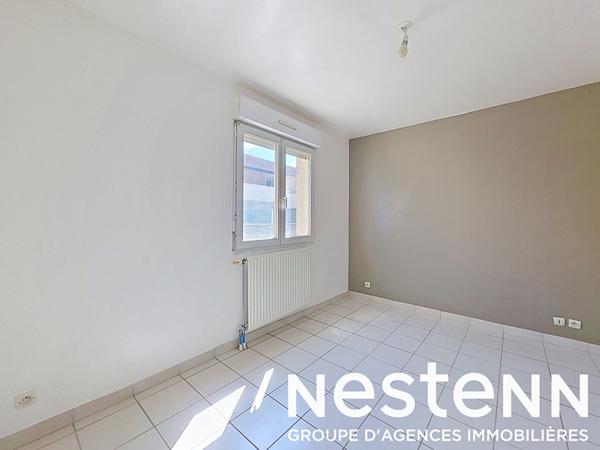 GENAS AZIEU - Secteur Pasteur - Appartement 3 pièces + terrasse et place de stationnement privative
