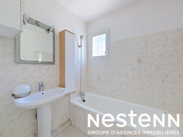 GENAS AZIEU - Secteur Pasteur - Appartement 3 pièces + terrasse et place de stationnement privative