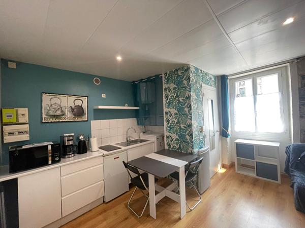 Centre Ville - Idéalement situé, dans un immeuble ancien en second rideau, studio meublé à louer.