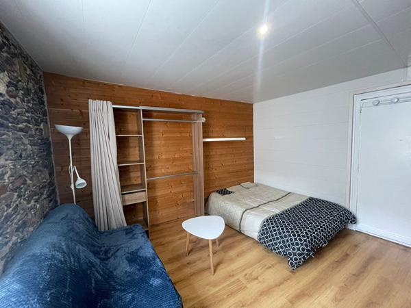 Centre Ville - Idéalement situé, dans un immeuble ancien en second rideau, studio meublé à louer.