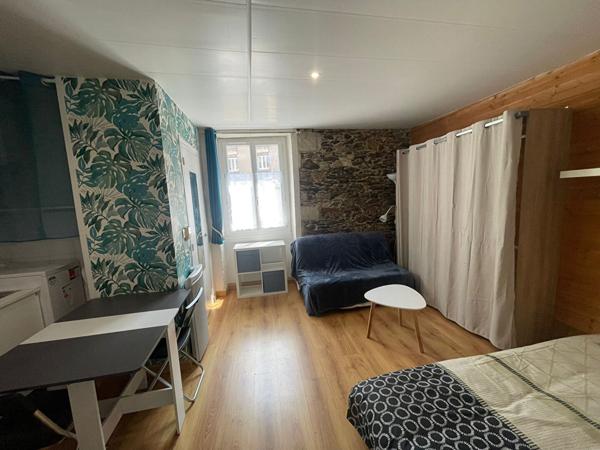 Centre Ville - Idéalement situé, dans un immeuble ancien en second rideau, studio meublé à louer.