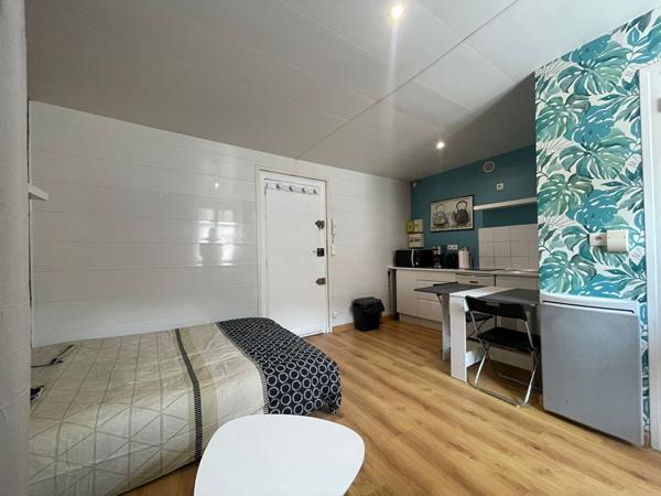 Centre Ville - Idéalement situé, dans un immeuble ancien en second rideau, studio meublé à louer.