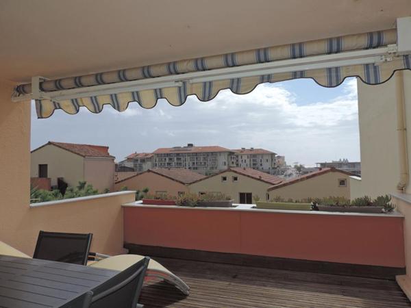 Appartement T1 avec grande terrasse  à 100 m de la plage avec parking