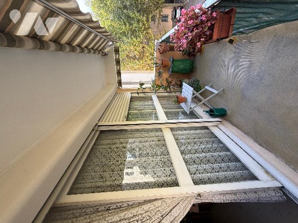 Appartement T4 lumineux à Nîmes, résidence calme, balcon, garage, parking, à rafraîchir.